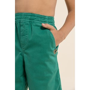 Bermuda infantil masculina com elástico na cintura de sarja tingida Verde Escuro