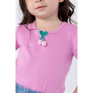 Blusa infantil feminina em malha canelada com pingente de crochê Rosa Claro
