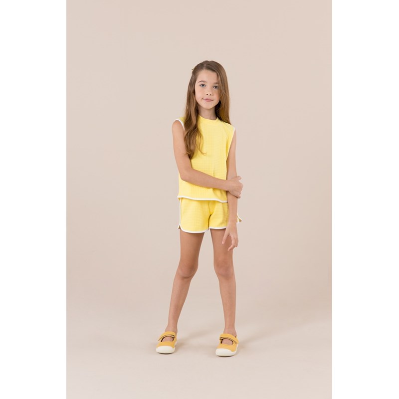 Short infantil menina com cós de elástico e detalhe de vivo branco lateral Amarelo Claro