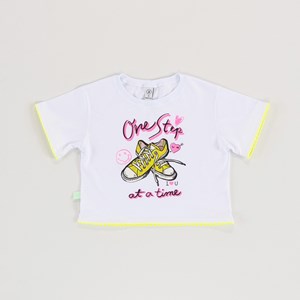 T-Shirt Feminina Teen Estampa Frontal " ONE STEP AT A TIME " E Detalhe De Cadarço Verde Neon Branco